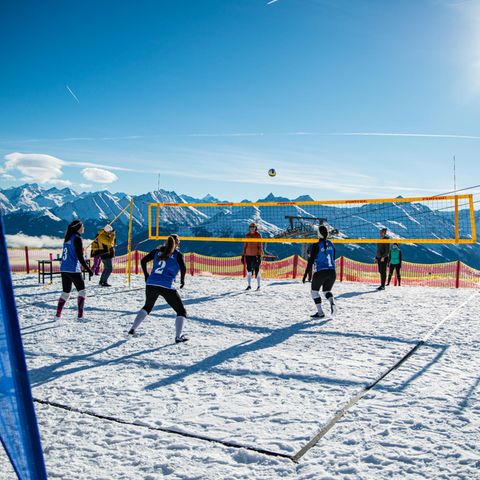 Bei den Makkabi-Winterspielen wurde sich auch im Snow-Volleyball gemessen – vor malerischer Kulisse in Kitzbühel