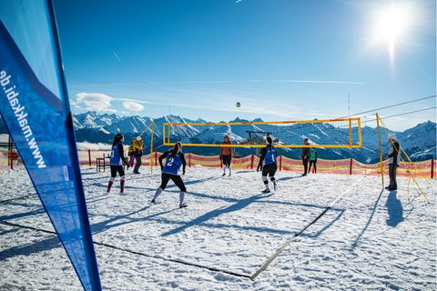 Bei den Makkabi-Winterspielen wurde sich auch im Snow-Volleyball gemessen – vor malerischer Kulisse in Kitzbühel