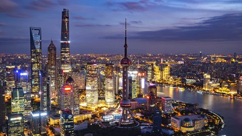 China: Die Skyline von Shanghai bei Nacht
