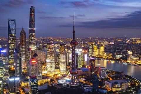 China: Die Skyline von Shanghai bei Nacht