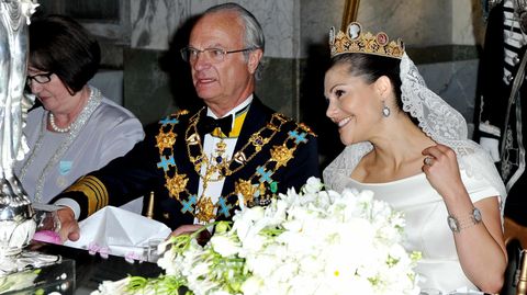 König Carl Gustaf XVI. und Kronprinzessin Victoria bei ihrer Hochzeit