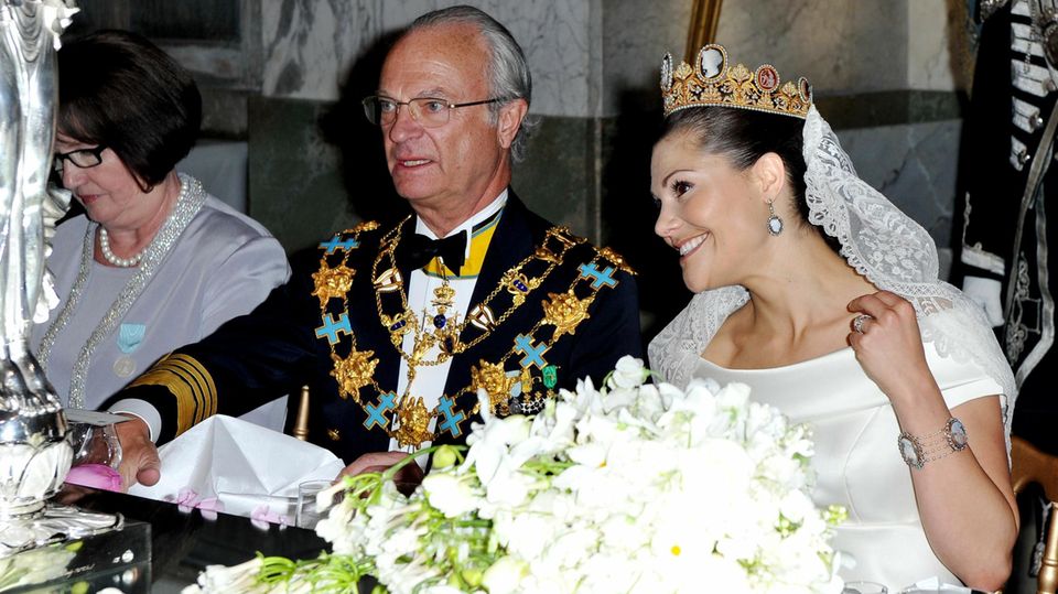 König Carl Gustaf XVI. und Kronprinzessin Victoria bei ihrer Hochzeit