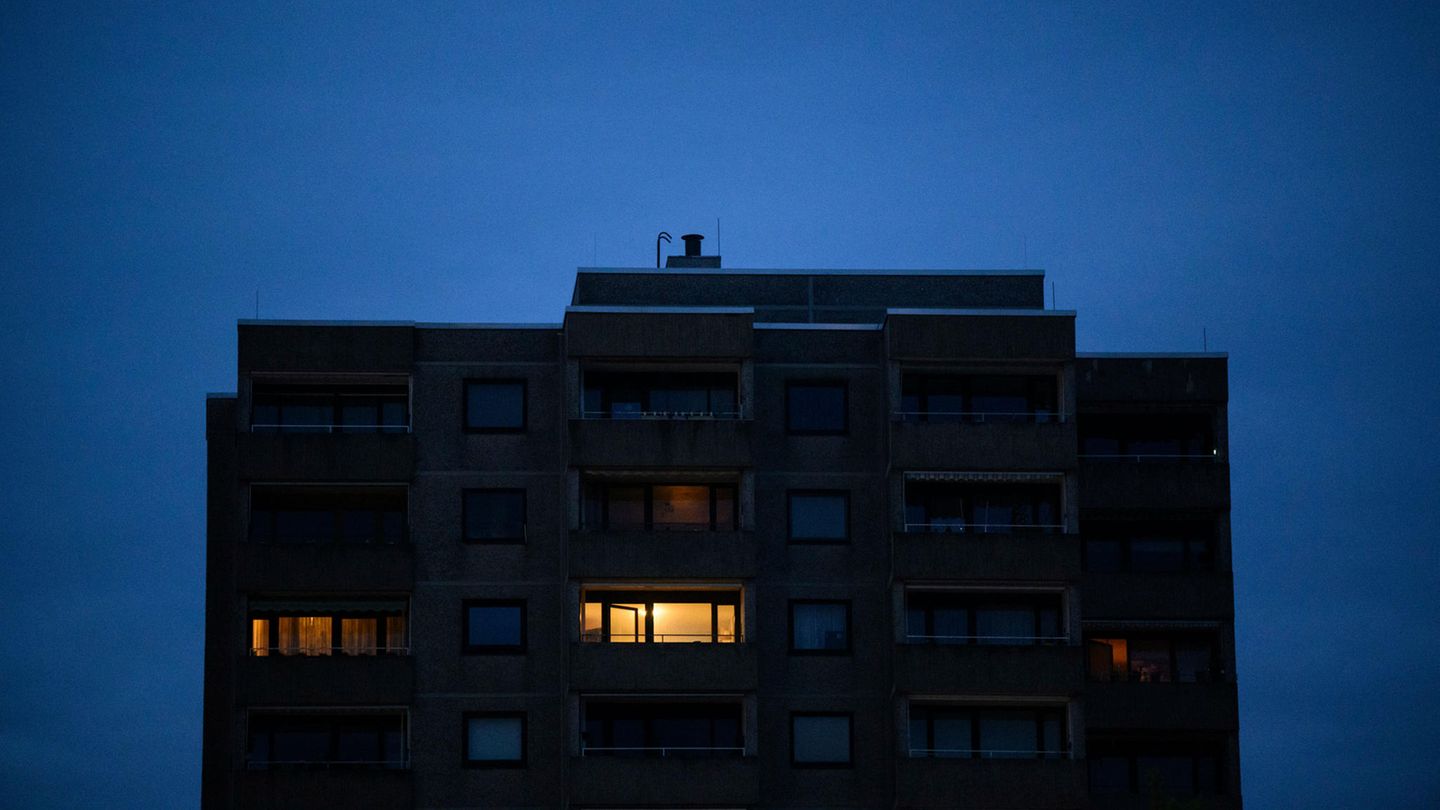 Stromstreik: In einem Mehrfamilienhaus sind nur zwei Zimmer beleuchtet. Der Rest ist dunkel.