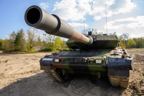 Ein Kampfpanzer der Bundeswehr vom Typ "Leopard 2 A7V" steht auf einem Übungsplatz