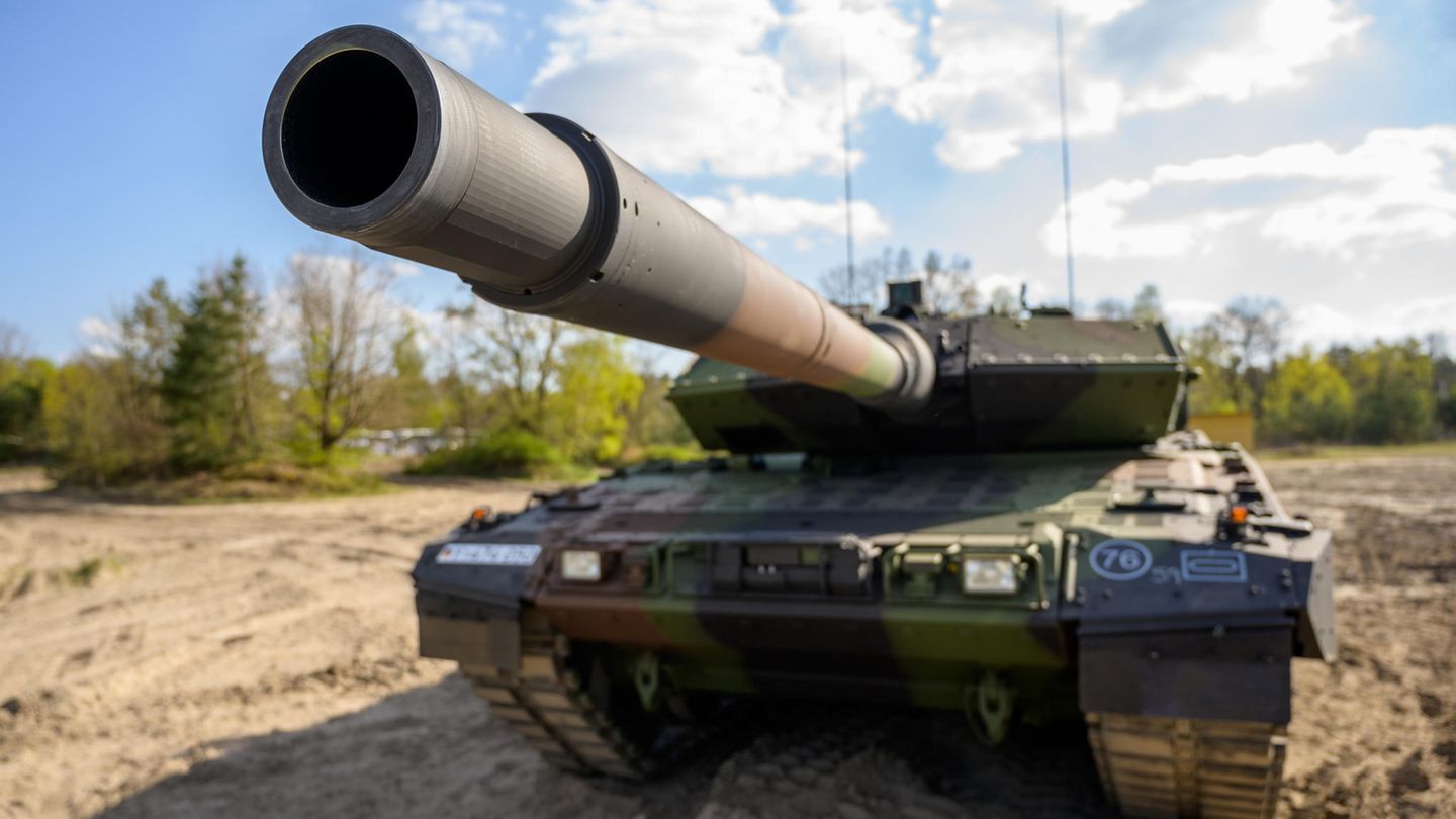 Ein Kampfpanzer der Bundeswehr vom Typ "Leopard 2 A7V" steht auf einem Übungsplatz
