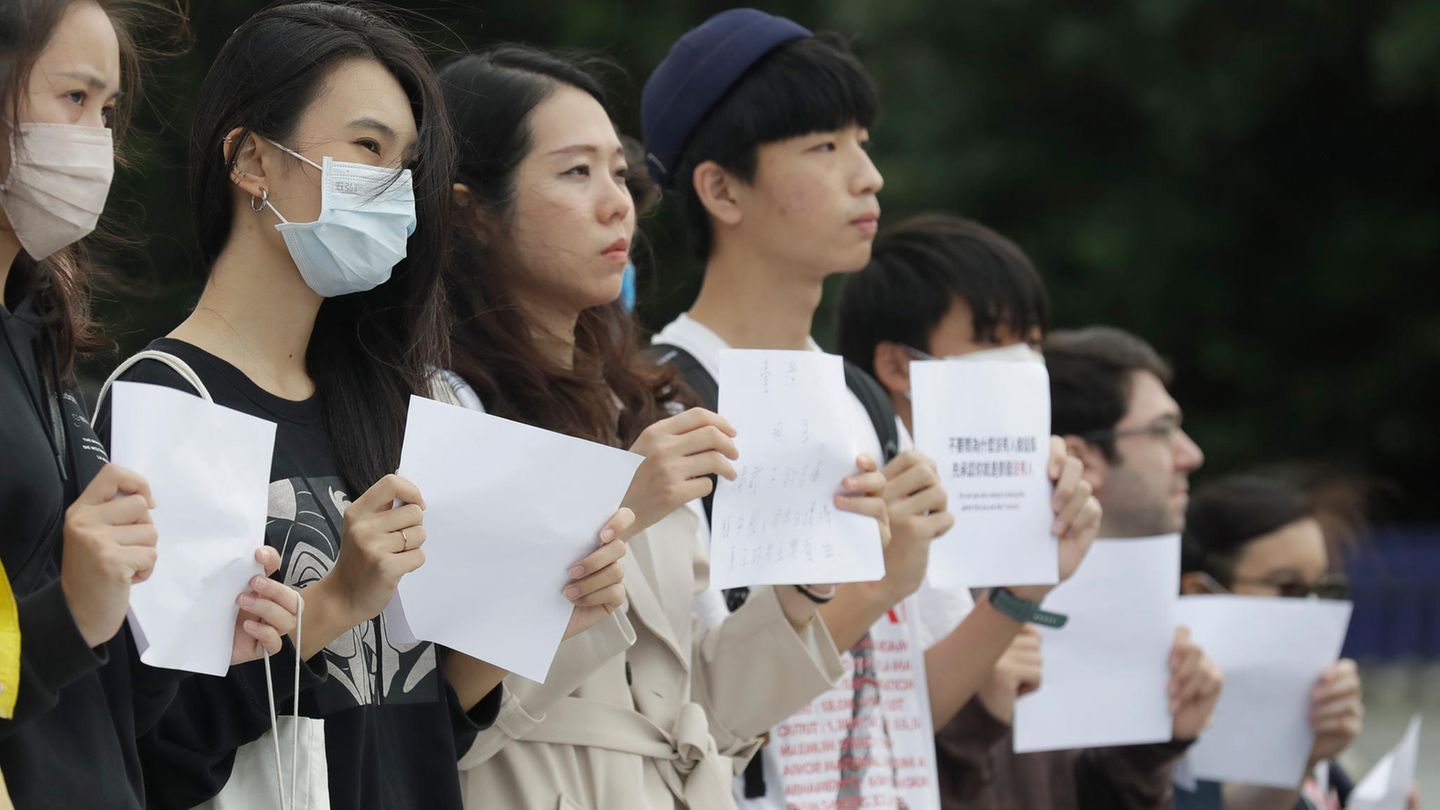 Eine Gruppe junger Demonstranten halten in Taiwan weiße Blätter in die Höhe Eine Gruppe junger Demonstranten halten in Taiwan weiße Blätter in die Höhe