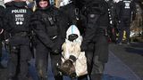 Gegen Mittag hat sich die Lage laut Polizei stabilisiert. Ein Aktivist nach dem anderen wird von den Beamten weggetragen.
