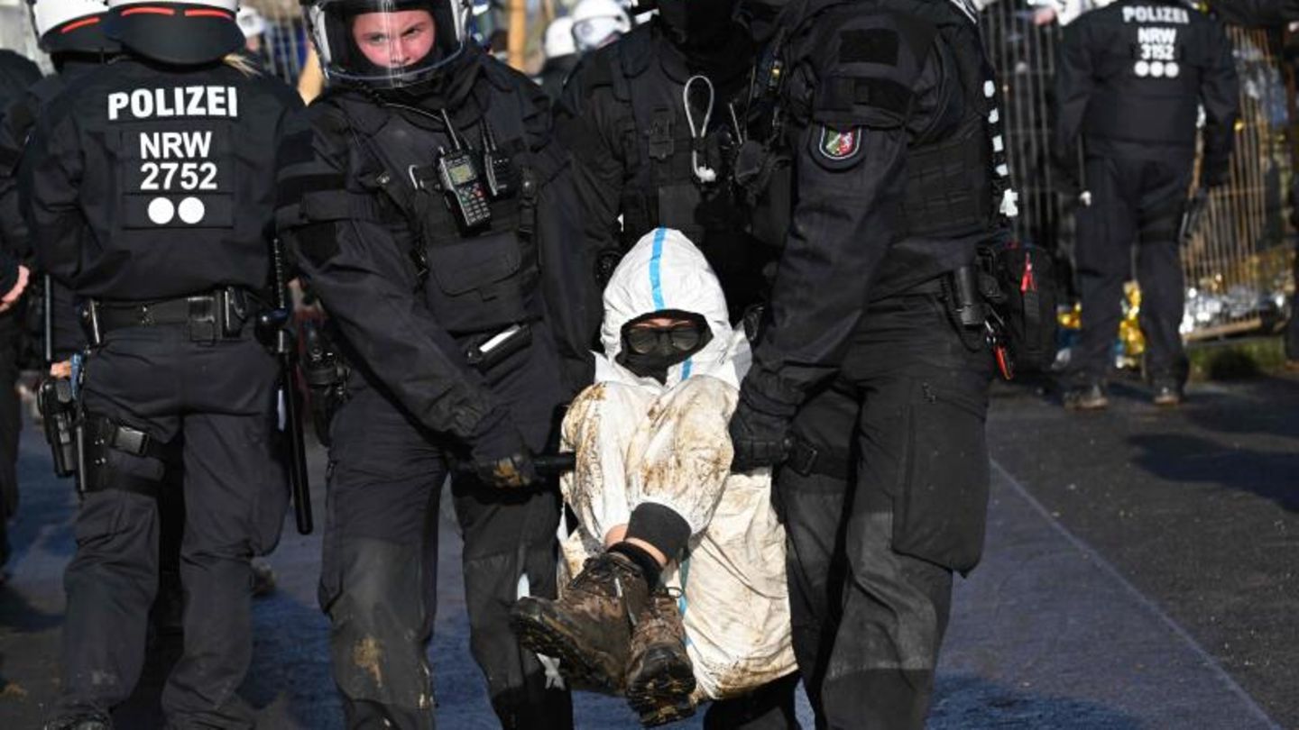 Gegen Mittag hat sich die Lage laut Polizei stabilisiert. Ein Aktivist nach dem anderen wird von den Beamten weggetragen.