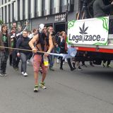 Tschechien: In dem mitteleuropäischen Binnenstaat sind der Konsum von Cannabisprodukten und der Besitz zum Eigenbedarf seit 2010 erlaubt. Mengen von unter 15 Gramm werden nicht geahndet. Auf dem Bild nehmen überwiegend junge Menschen in Prag am Million Marihuana March teil, einer Demo für die weltweite Legalisierung von Cannabis.