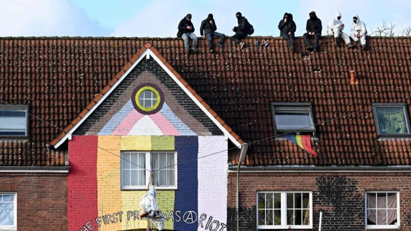 Auch an sie dürfte die Polizei so schnell nicht rankommen. Teils vermummte Klimaaktivisten harren auf einem Hausdach aus.