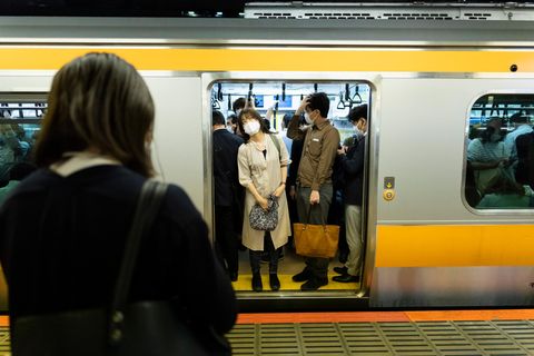 Menschen stehen in einem U-Bahn Waggon in Japan