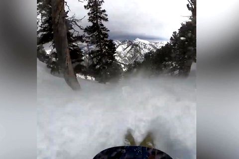 Mit Helmkamera gefilmt: Snowboarder löst Lawine aus und wird mitgerissen