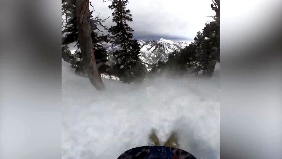 Mit Helmkamera gefilmt: Snowboarder löst Lawine aus und wird mitgerissen
