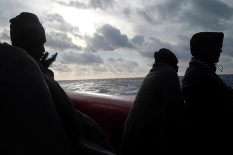 Video: Flüchtlinge: Italienische Regierung schickt Rettungsschiffe bis nach Ancona