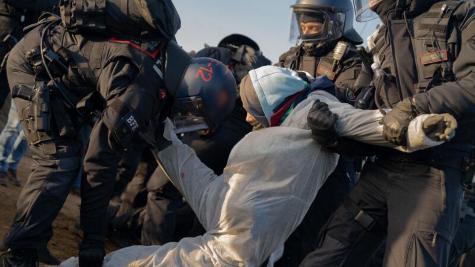 Polizei räumt eine Sitzblockade