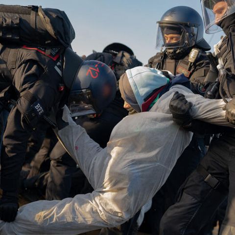 Polizei räumt eine Sitzblockade