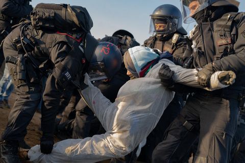 Polizei räumt eine Sitzblockade