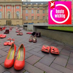  Mit 117 Paar Schuhen wurde den 117 Opfern von Femiziden gedacht, die 2019 in der Partnerschaft ermordet wurden