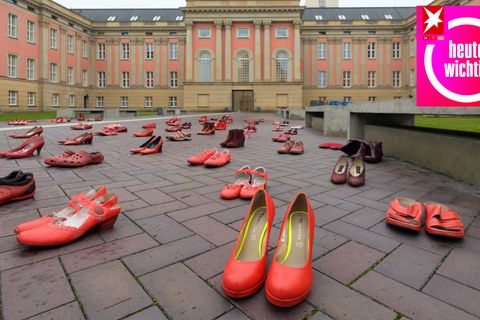 Mit 117 Paar Schuhen wurde den 117 Opfern von Femiziden gedacht, die 2019 in der Partnerschaft ermordet wurden