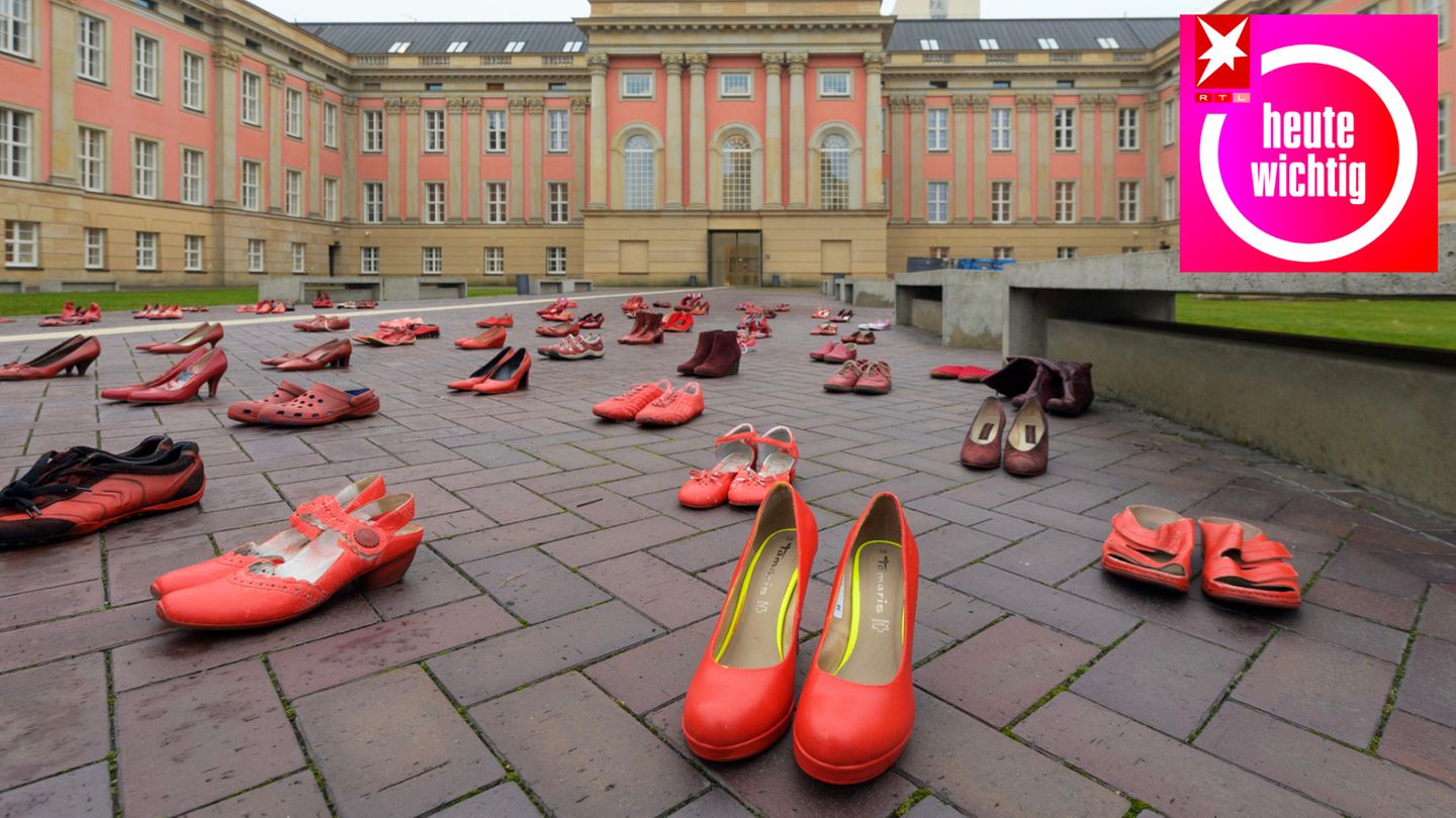 Mit 117 Paar Schuhen wurde den 117 Opfern von Femiziden gedacht, die 2019 in der Partnerschaft ermordet wurden
