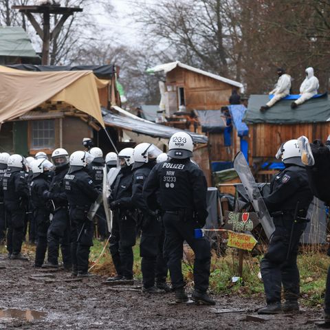 Polizisten räumen Klimacamp in Lützerath