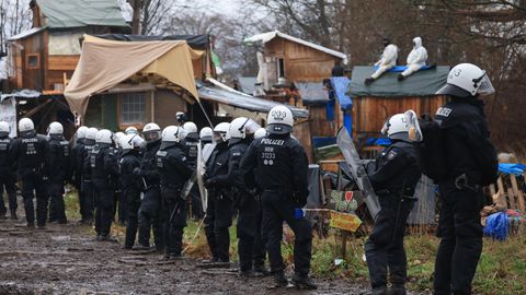 Polizisten räumen Klimacamp in Lützerath