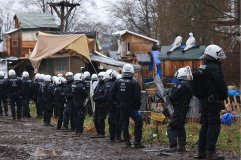 Polizisten räumen Klimacamp in Lützerath