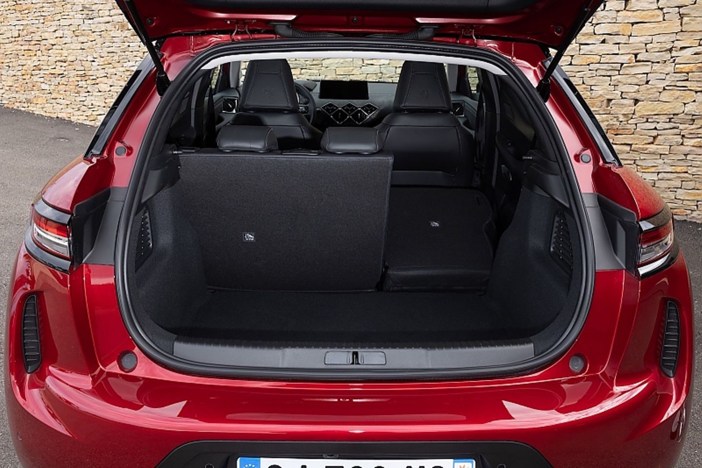 Der DS 3 E-Tense bietet 350 Liter Laderaum