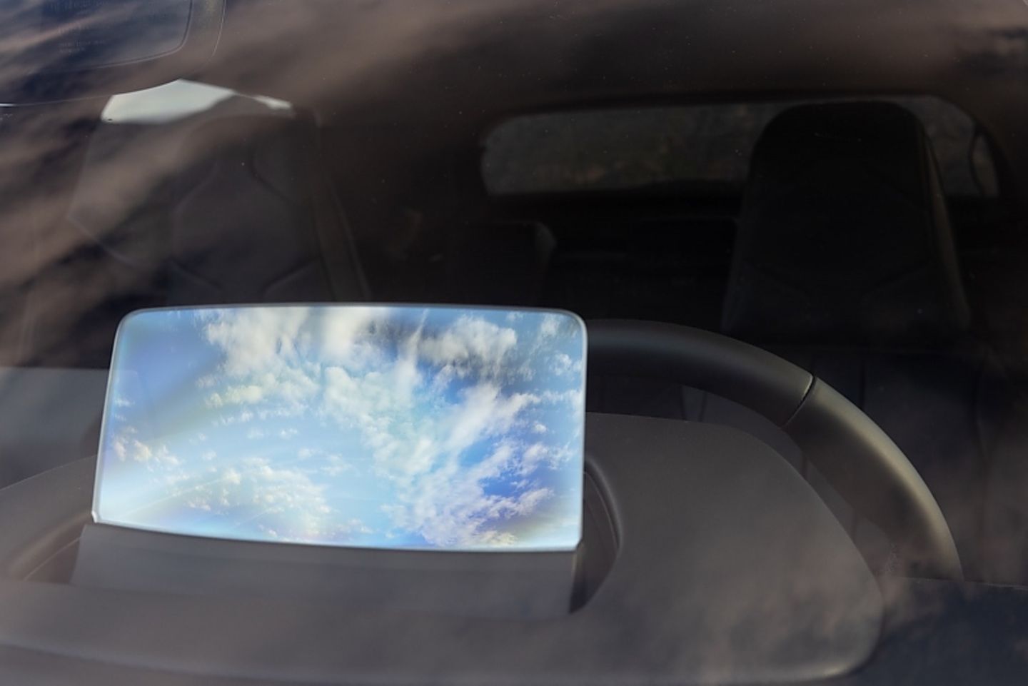 Das Head-up-Display wird im DS 3 E-Tense guzt sichtbar auf eine Plastikscheibe 
gespiegelt