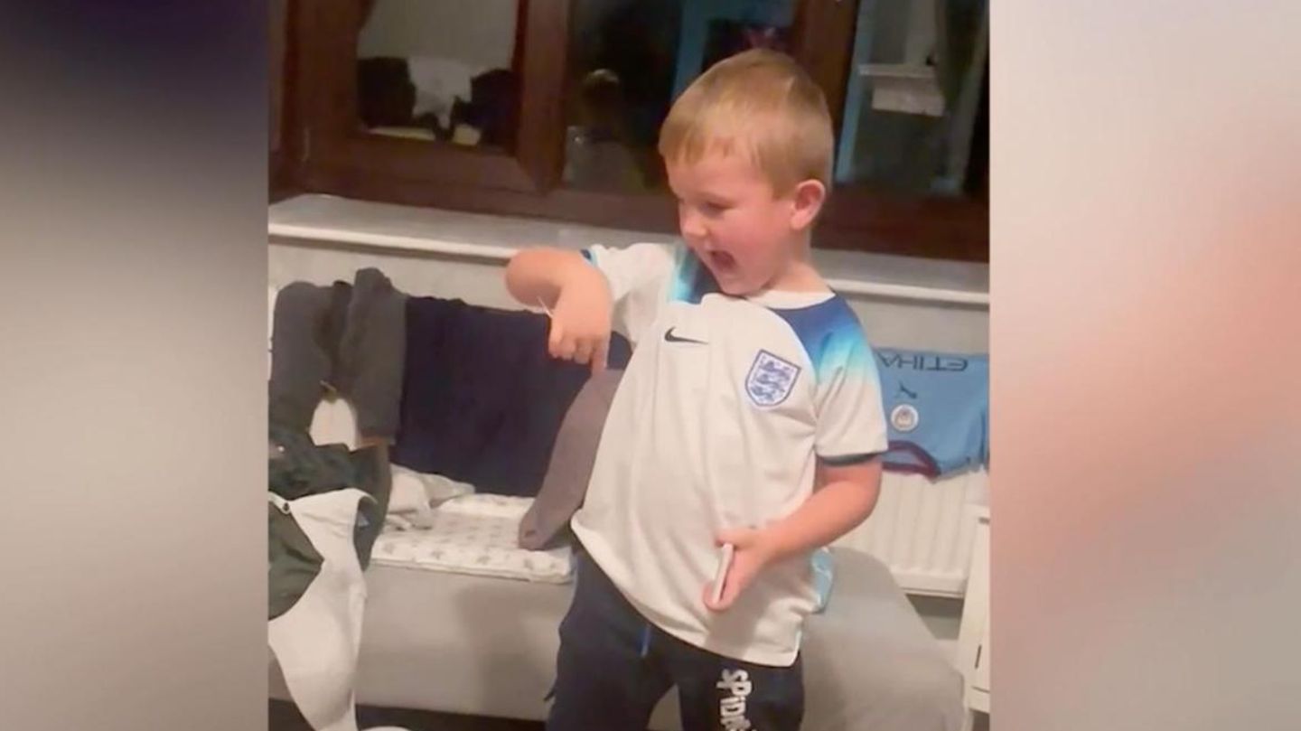 Entzückender Moment im Video: Junger Fußballfan erhält Sammelkarte seines Lieblingsspielers – und rastet vor Freude komplett aus