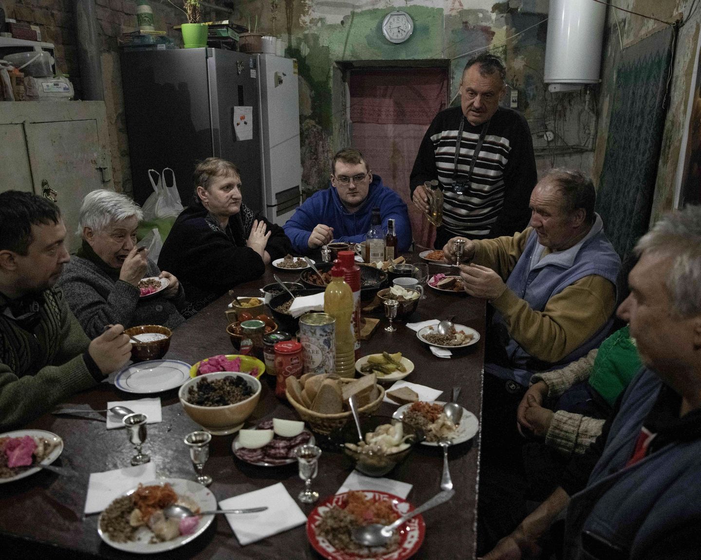 Weihnachten mit traditionellem Essen und Schnaps im Bunker