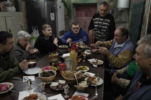 Weihnachten mit traditionellem Essen und Schnaps im Bunker