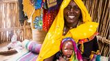 Seit 2015 leidet die Bevölkerung im Tschad unter bewaffneten Konflikten. Viele Frauen wie Amina wurden vertrieben. "Ich lebte mit meiner Familie auf einer Insel im See, bis unser Dorf angriffen wurde", erzählt sie. "Sie brannten unser Haus nieder. Ich habe meine Kinder geweckt und wir sind zusammen weggelaufen."  Der Tschad ist eines der ärmsten Länder der Welt. Mehr als 40 Prozent der Tschaderinnen und Tschader leben nach BMZ-Angaben in Armut. Ein starkes Bevölkerungswachstum, die Folgen des Klimawandels und die damit verbundene Ernährungsunsicherheit, Machtkämpfe, die teils gewaltsam ausgetragen werden, eine weit verbreitete Korruption, ethnische Konflikte, Angriffe islamistischer Terrorgruppen und die Versorgung von Flüchtlingen und Binnenvertriebenen stellen den zentralafrikanischen Staat vor große Herausforderungen.  Die Corona-Pandemie hat die ohnehin schwierige Lage weiter verschärft. Laut Care sind 6,1 Millionen Menschen auf humanitäre Hilfe angewiesen, 1,7 Millionen Kinder von akuter Unterernährung betroffen. Jedes zehnte Kind unter fünf Jahren stirbt. Der Tschad hat außerdem die zweithöchste Müttersterblichkeitsrate der Welt.