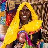 Seit 2015 leidet die Bevölkerung im Tschad unter bewaffneten Konflikten. Viele Frauen wie Amina wurden vertrieben. "Ich lebte mit meiner Familie auf einer Insel im See, bis unser Dorf angriffen wurde", erzählt sie. "Sie brannten unser Haus nieder. Ich habe meine Kinder geweckt und wir sind zusammen weggelaufen."  Der Tschad ist eines der ärmsten Länder der Welt. Mehr als 40 Prozent der Tschaderinnen und Tschader leben nach BMZ-Angaben in Armut. Ein starkes Bevölkerungswachstum, die Folgen des Klimawandels und die damit verbundene Ernährungsunsicherheit, Machtkämpfe, die teils gewaltsam ausgetragen werden, eine weit verbreitete Korruption, ethnische Konflikte, Angriffe islamistischer Terrorgruppen und die Versorgung von Flüchtlingen und Binnenvertriebenen stellen den zentralafrikanischen Staat vor große Herausforderungen.  Die Corona-Pandemie hat die ohnehin schwierige Lage weiter verschärft. Laut Care sind 6,1 Millionen Menschen auf humanitäre Hilfe angewiesen, 1,7 Millionen Kinder von akuter Unterernährung betroffen. Jedes zehnte Kind unter fünf Jahren stirbt. Der Tschad hat außerdem die zweithöchste Müttersterblichkeitsrate der Welt.