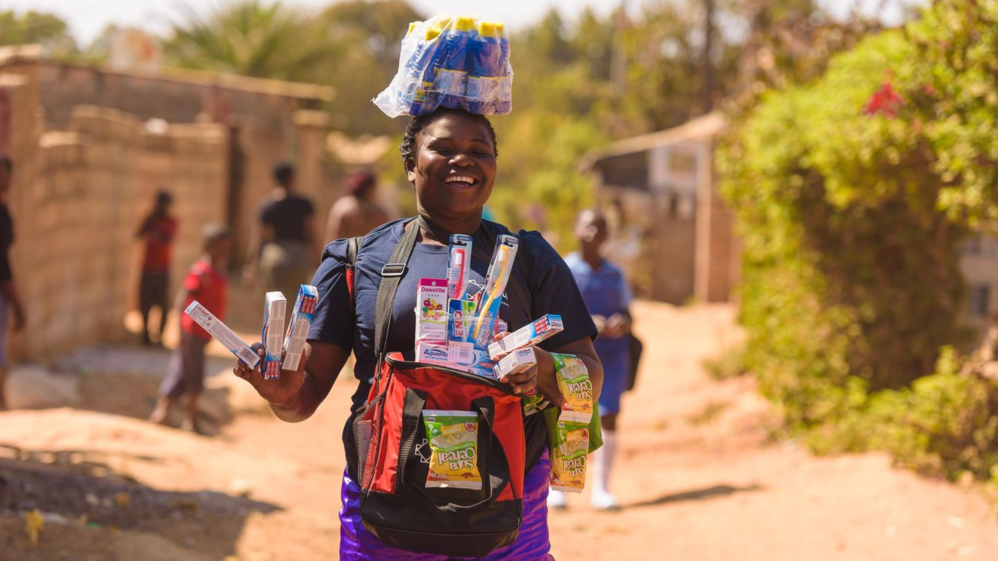 Hygieneprodukte sind in abgelegenen Regionen des Binnenstaates im südlichen Afrika häufig schwer zu bekommen. Das brachte diese Händlerin auf eine kreative Geschäftsidee: "Wenn die Leute nicht zu mir kommen können, dann komme ich zu ihnen!", sagt sie.  Sambia ist reich an Ressourcen. Trotzdem muss mehr als die Hälfte der Einwohner mit weniger als 1,90 Euro am Tag auskommen. Nach Angaben des Bundesministeriums für wirtschaftliche Zusammenarbeit und Entwicklung (BMZ) hat das Land mit 31 Prozent eine der höchsten Mangelernährungsraten Afrikas. Im Welthunger-Index 2022 wird die Hungersituation in Sambia als "ernst" eingestuft. Fast ein Drittel der Kinder unter fünf Jahren leidet untert Wachstumsverzögerungen, etwa sechs Prozent der Kinder sterben innerhalb ihrer ersten fünf Lebensjahre. Laut BMZ ist zudem mehr als jeder zehnte Erwachsene zwischen 15 und 49 Jahren mit HIV infiziert.  Auch die Auswirkungen des Coronavirus sind noch spürbar. Viele Familien erlitten während der Pandemie Einkommenseinbußen oder Jobverluste. Das hatte zur Folge, dass zahlreiche Mädchen vorzeitig die Schule verlassen mussten – und das, wo Mädchen ohnehin häufig den Schulbesuch abbrechen, weil den Eltern das Geld für Schulgebühren, Lehrmittel und Schuluniformen fehlt oder weil sie schwanger sind.