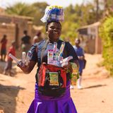 Hygieneprodukte sind in abgelegenen Regionen des Binnenstaates im südlichen Afrika häufig schwer zu bekommen. Das brachte diese Händlerin auf eine kreative Geschäftsidee: "Wenn die Leute nicht zu mir kommen können, dann komme ich zu ihnen!", sagt sie.  Sambia ist reich an Ressourcen. Trotzdem muss mehr als die Hälfte der Einwohner mit weniger als 1,90 Euro am Tag auskommen. Nach Angaben des Bundesministeriums für wirtschaftliche Zusammenarbeit und Entwicklung (BMZ) hat das Land mit 31 Prozent eine der höchsten Mangelernährungsraten Afrikas. Im Welthunger-Index 2022 wird die Hungersituation in Sambia als "ernst" eingestuft. Fast ein Drittel der Kinder unter fünf Jahren leidet untert Wachstumsverzögerungen, etwa sechs Prozent der Kinder sterben innerhalb ihrer ersten fünf Lebensjahre. Laut BMZ ist zudem mehr als jeder zehnte Erwachsene zwischen 15 und 49 Jahren mit HIV infiziert.  Auch die Auswirkungen des Coronavirus sind noch spürbar. Viele Familien erlitten während der Pandemie Einkommenseinbußen oder Jobverluste. Das hatte zur Folge, dass zahlreiche Mädchen vorzeitig die Schule verlassen mussten – und das, wo Mädchen ohnehin häufig den Schulbesuch abbrechen, weil den Eltern das Geld für Schulgebühren, Lehrmittel und Schuluniformen fehlt oder weil sie schwanger sind.