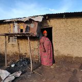Martianna hatte mit ihren zehn Kindern in einem kleinen Zimmer Unterschlupf gefunden, als sie erneut von einer Überschwemmung heimgesucht wurde. Burundi ist sehr anfällig für die Folgen des Klimawandels. Vor allem arme Kleinbauern und -bäuerinnen können durch extreme Wetterereignisse wie Dürre und Überschwemmungen schnell ihre Existenzgrundlage verlieren.   Laut Welthungerhilfe zählt der ostafrikanische Binnenstaat zu den ärmsten Ländern der Welt. Mehr als 74,3 Prozent der knapp 13 Millionen Einwohner leben unter der Armutsgrenze. Von 1993 bis 2005 herrschte Bürgerkrieg in Burundi, von dessen Folgen sich das Land bis heute kaum erholt hat. Care nennt die Ernährungssituation im Land alarmierend. Etwa 52 Prozent der Kinder unter fünf Jahren sind chronisch unterernährt – vor allem in ländlichen Gemeinden.  Die Corona-Pandemie, politische Unruhen, steigende Armut und schnelles Bevölkerungswachstum haben die Lage der Menschen weiter verschlimmert. Auch der Mangel an Trinkwasser und fehlende Gesundheitsversorgung tragen dazu bei, dass 1,84 Millionen Menschen humanitäre Hilfe benötigen.