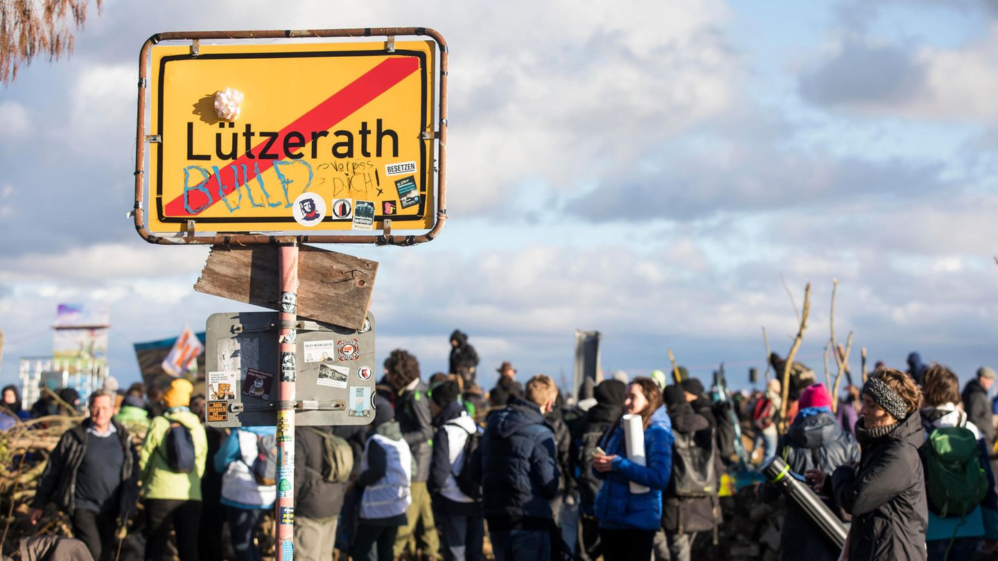 Aktivisten vor dem Ortsausgangsschild von Lützerath