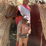 Hawa musste gemeinsam mit ihren sechs Kindern und ihrem Neffen aus Kamerun flüchten und lebt jetzt im Tschad. "Ich kann es mir nicht leisten, Essen für meine Kinder zu kaufen", schildert sie ihre Not. "Oft esse ich den ganzen Tag nicht. So kann ich das Wenige, das ich übrig habe, für meine Kinder aufsparen." Jeden Abend, bevor sie schlafen gehe, frage sie sich, ob sie den nächsten Tag überleben werden. "Und jeden Morgen, wenn ich aufwache, danke ich Gott, dass wir noch am Leben sind."  Rund eine Million Kameruner und Kamerunerinnen sind in ihrer Heimat auf der Flucht oder suchen wie Hawa in einem Nachbarstaat nach Sicherheit oder einer Lebensgrundlage. In Kamerun leben laut Schätzungen etwa 40 Prozent der rund 27 Millionen Einwohnerinnen und Einwohner in Armut, berichtet Care. 4,4 Millionen Menschen sind nach Angaben des Welternährungsprogramms (WFP) auf humanitäre Hilfe angewiesen, mehr als 2,3 Millionen können sich nicht sicher ernähren.  Besonders groß ist die Armut in den ländlichen Gebieten im äußersten Norden und Osten des Landes. Sie sind nicht nur strukturell unterentwickelt, sondern auch immer wieder von extremen Wetterereignissen wie Dürreperioden betroffen. In der Region Extrême-Nord sind nach Angaben des BMZ mehr als 40 Prozent der Kinder unter fünf Jahren chronisch unterernährt. Trotz Fortschritten bei der Trinkwasserversorgung weisen die sanitären Verhältnisse noch große Defizite auf. In den ländlichen Regionen verfügen drei Viertel der Bevölkerung nicht einmal über eine sanitäre Basisausstattung.