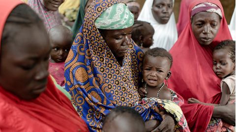 Eine Gruppe von Frauen hat sich mit ihren Kindern in der Nähe einses Bezirkskrankenhauses in der Sahelzone versammelt.  Niger gehört zu den ärmsten Ländern der Welt. Rund 40 Prozent der Bevölkerung des westafrikanischen Wüstenstaates leben unter der nationalen Armutsgrenze. Etwa 1,7 Millionen Menschen sind aktuell von Hunger betroffen. Fast die Hälfte aller Kinder unter fünf Jahren ist chronisch unterernährt. Auf dem aktuellen UN-Index der menschlichen Entwicklung belegt das Land Rang 189 von 191 gelisteten Staaten.  Nigers schnell wachsende Bevölkerung ist immer wieder mit längeren Dürreperioden und Nahrungskrisen konfrontiert. Verschärft wird die Situation seit einigen Jahren durch Angriffe der radikalislamischen Miliz Boko Haram, die beiderseits der Grenze zu Nigeria aktiv ist. Zehntausende Menschen sind zudem aus Angst vor Angriffen bewaffneter Gruppen aus den Nachbarstaaten nach Niger geflüchtet