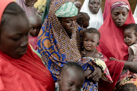Eine Gruppe von Frauen hat sich mit ihren Kindern in der Nähe einses Bezirkskrankenhauses in der Sahelzone versammelt.  Niger gehört zu den ärmsten Ländern der Welt. Rund 40 Prozent der Bevölkerung des westafrikanischen Wüstenstaates leben unter der nationalen Armutsgrenze. Etwa 1,7 Millionen Menschen sind aktuell von Hunger betroffen. Fast die Hälfte aller Kinder unter fünf Jahren ist chronisch unterernährt. Auf dem aktuellen UN-Index der menschlichen Entwicklung belegt das Land Rang 189 von 191 gelisteten Staaten.  Nigers schnell wachsende Bevölkerung ist immer wieder mit längeren Dürreperioden und Nahrungskrisen konfrontiert. Verschärft wird die Situation seit einigen Jahren durch Angriffe der radikalislamischen Miliz Boko Haram, die beiderseits der Grenze zu Nigeria aktiv ist. Zehntausende Menschen sind zudem aus Angst vor Angriffen bewaffneter Gruppen aus den Nachbarstaaten nach Niger geflüchtet
