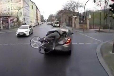 Wer hat Schuld? – Internet streitet über Fahrradunfall (Video)