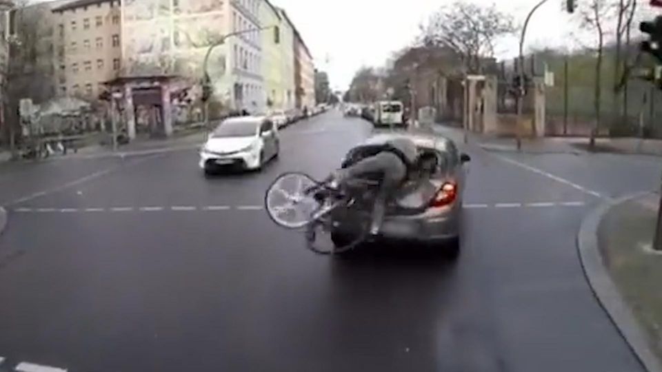 Wer hat Schuld? – Internet streitet über Fahrradunfall (Video)