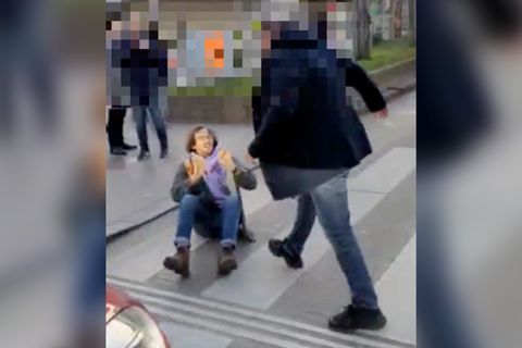 Tritte und Beleidigungen: Mann greift Klimaaktivisten bei Klebe-Protest an
