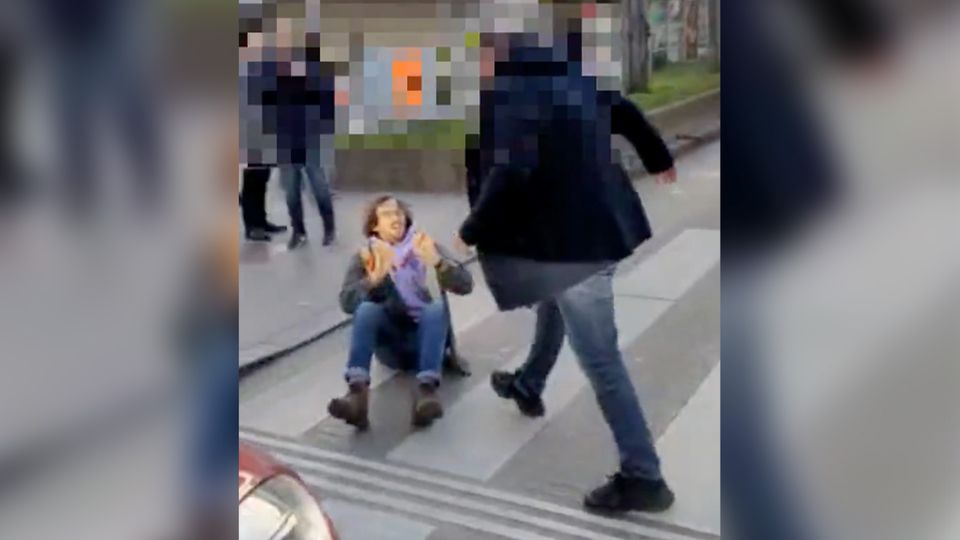 Tritte und Beleidigungen: Mann greift Klimaaktivisten bei Klebe-Protest an Tritte und Beleidigungen: Mann greift Klimaaktivisten bei Klebe-Protest an
