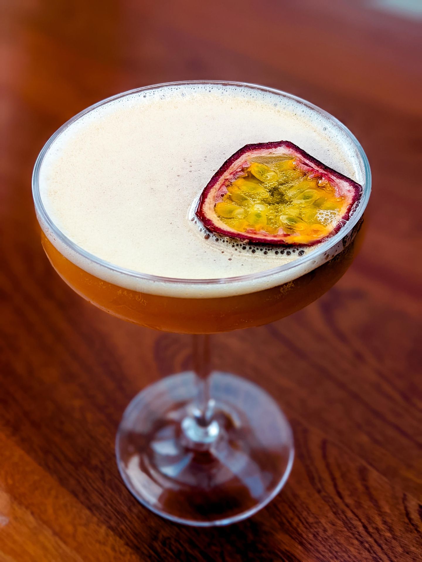 Rezepte: Platz 1: Pornstar Martini Auch der Sieger tönt nicht minder schlüpfrig: Pornstar Martini. Nö, er habe mit der Namenswahl nicht extra provokant sein wollen und er sei auch kein Liebhaber von Pornografie, verteidigte der Erfinder dieser Köstlichkeit, Douglas Ankrah, den vielkritisierten Namen seiner Erfindung unter anderem im "The Buyer" Und er vergöttere auch keine Pornostars. Stattdessen habe der Londoner Barbesitzer, einen Drink kreieren wollen, der "kühn, sexy und verspielt" ist. Das liegt nahe, wenn man weiß, was Ankrahs Quell der Inspiration für diesen Drink war: ein Stripclub. Die Aufregung um den Namen hat dem Erfolg des Drinks keinen Abbruch getan. Er war laut Difford's Guide der gefragteste im vergangenen Jahr. Wie Sie ihn mixen, lernen sie hier. Pornstar Martini