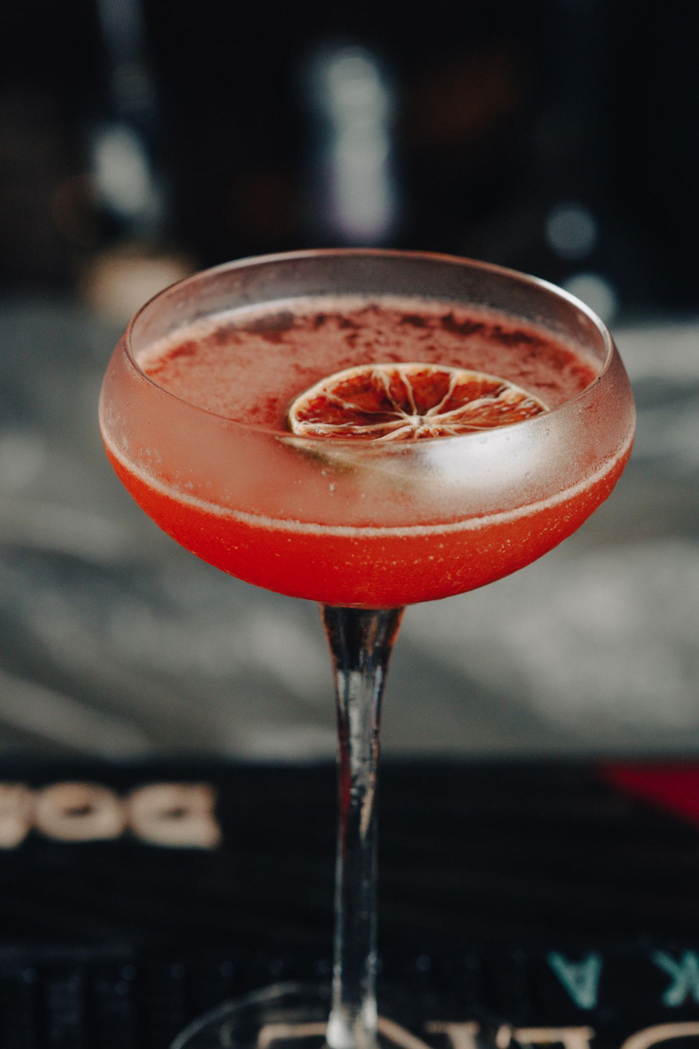 Rezepte: Platz 2: Naked & Famous Ein noch recht junger Drink, der den Sprung aus Übersee zu uns geschafft hat. Gerade einmal rund ein Jahrzehnt ist es her, dass Joaquín Simó in der New Yorker Bar Death&Co diesen Mezcal-Drink erfand und zusammenmixte, was auf den Blick nicht zusammenpasst: Mezcal, Chartreuse, Aperol und Limettensaft. Doch das Ergebnis im Glas überzeugt, was die große Nachfrage belegt. Naked & Famous