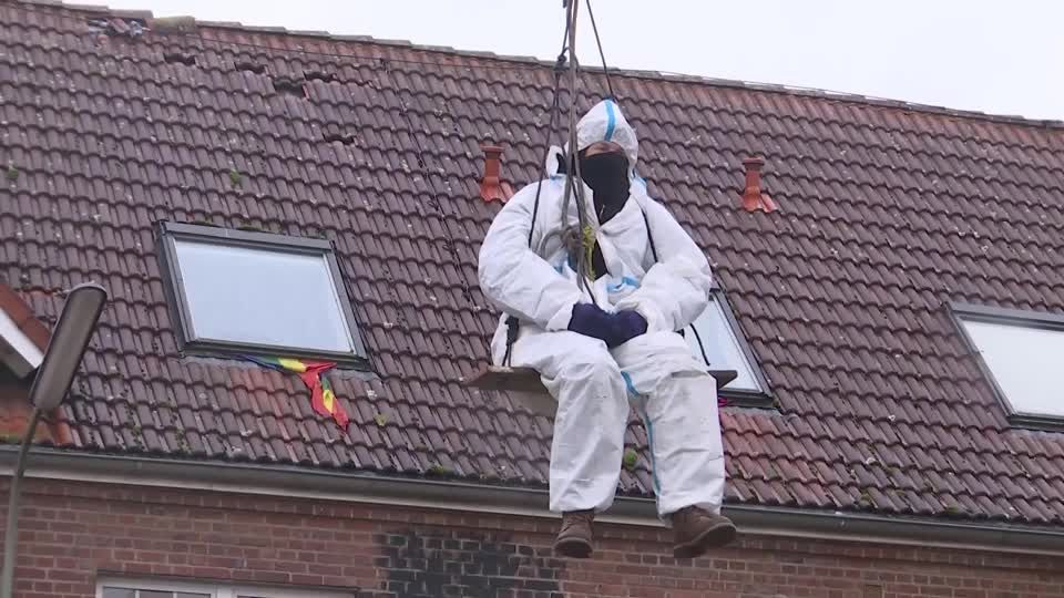 Video: Festgeklebt und fest entschlossen - Umweltaktivisten in Lützerath harren aus