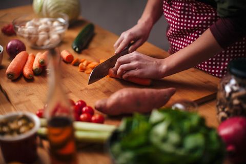 Ernährung: Jemand schneidet Gemüse