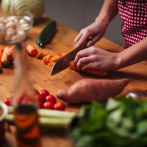 Ernährung: Jemand schneidet Gemüse
